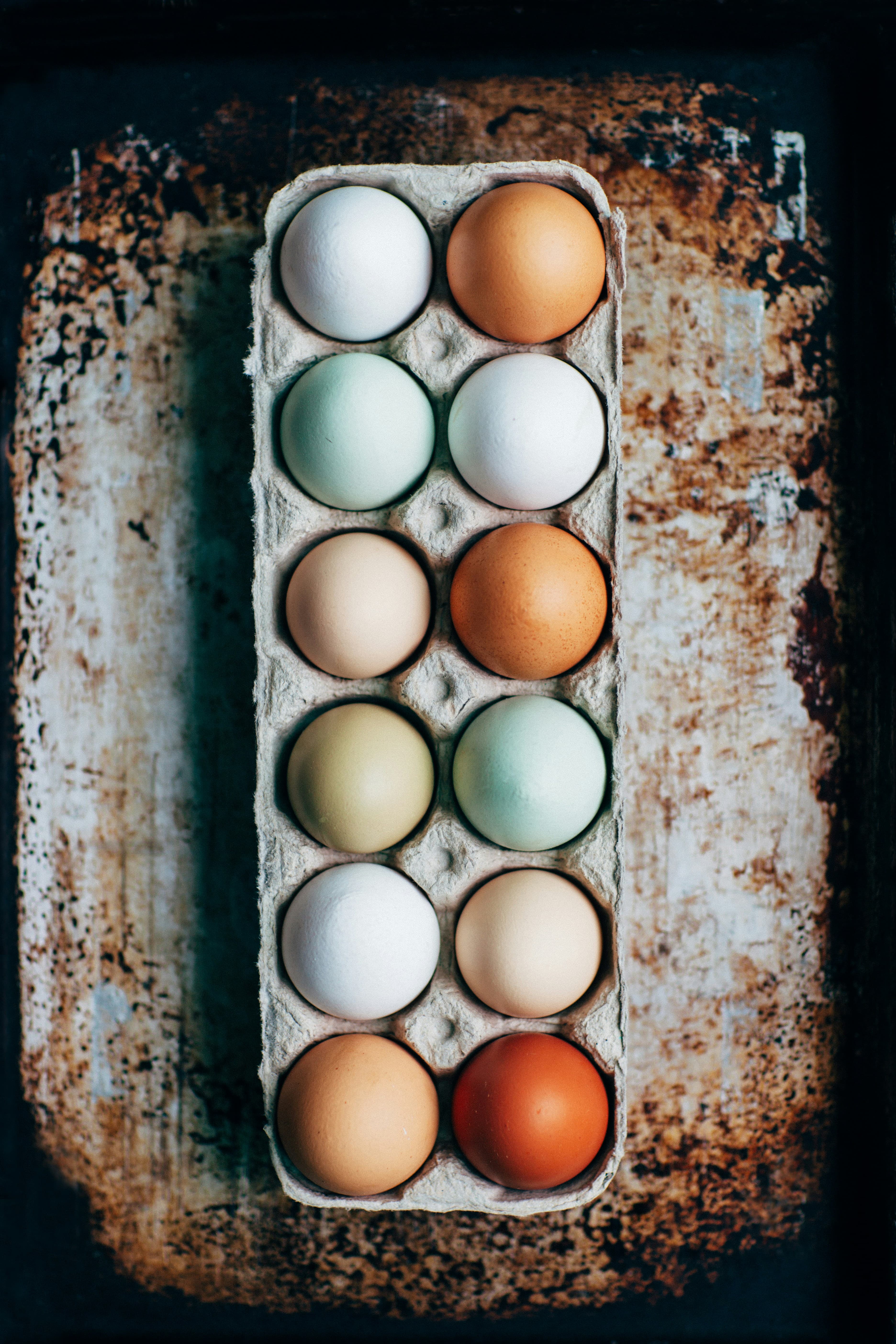 Bandeja con 12 huevos de colores naturales: azules, marrones, blancos, oliva y crema
